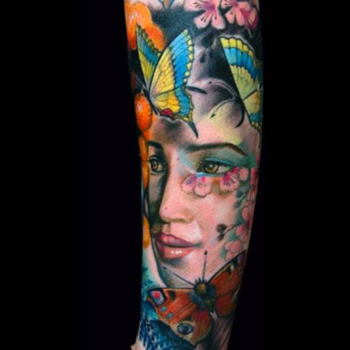 Ženské „rukávové“ tetování dámské hlavy s motýly