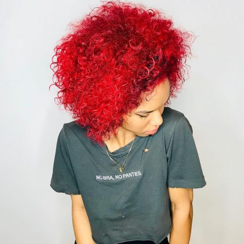 Lys rød hårfarge for naturlig krøllete skulder