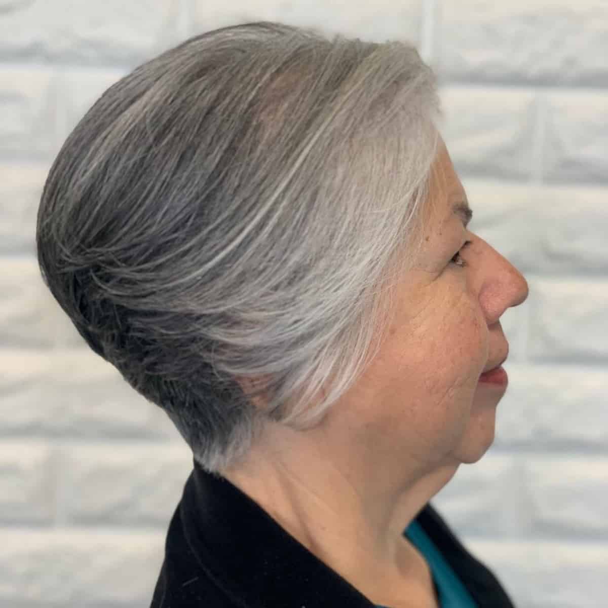 ince saçlı yaşlı kadınlar için doğal gri saç