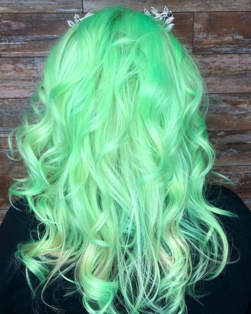 Neonově zelené vlasy