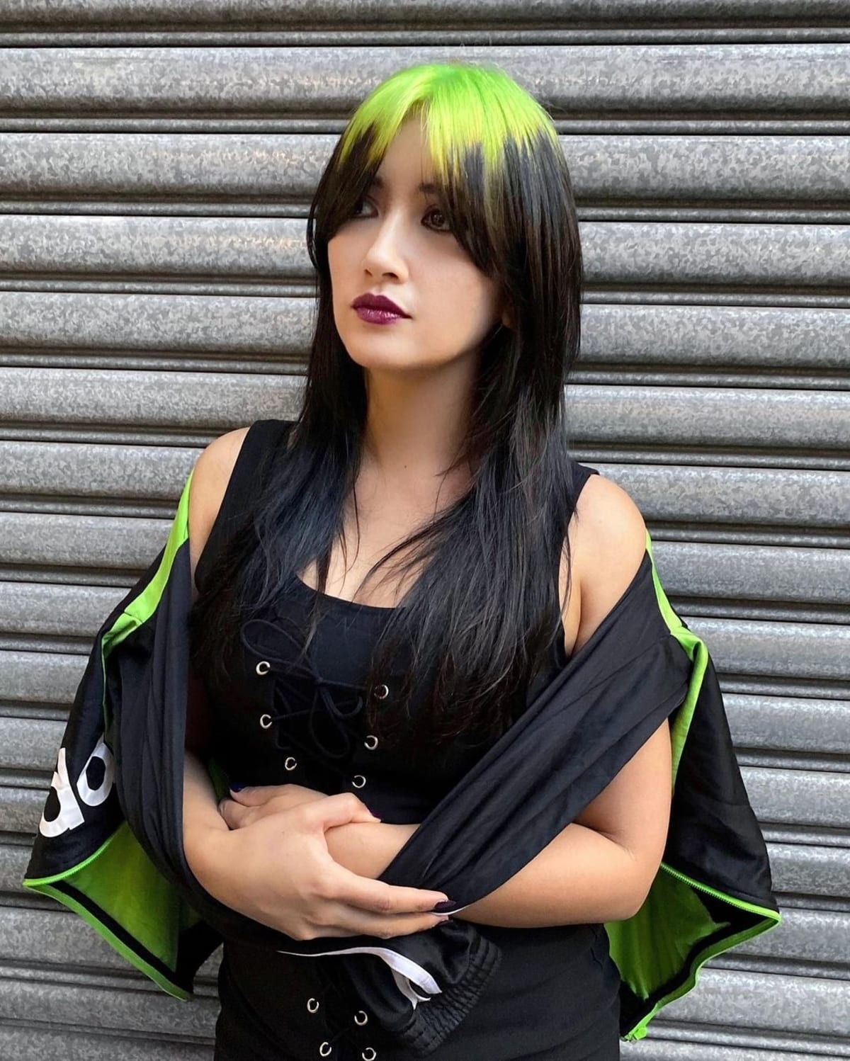Neonově zelené kořeny a la Billie Eilish