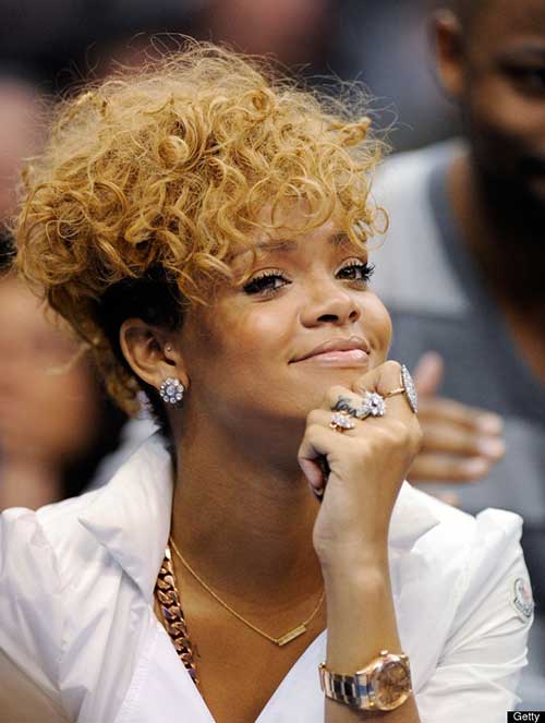 Rihanna szőke göndör hajvágás stílusa