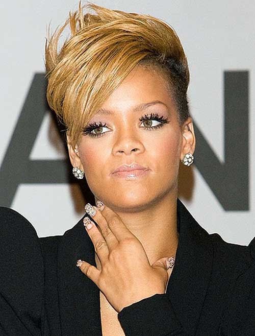 Rihanna oldal rövid, szőke haját söpörte