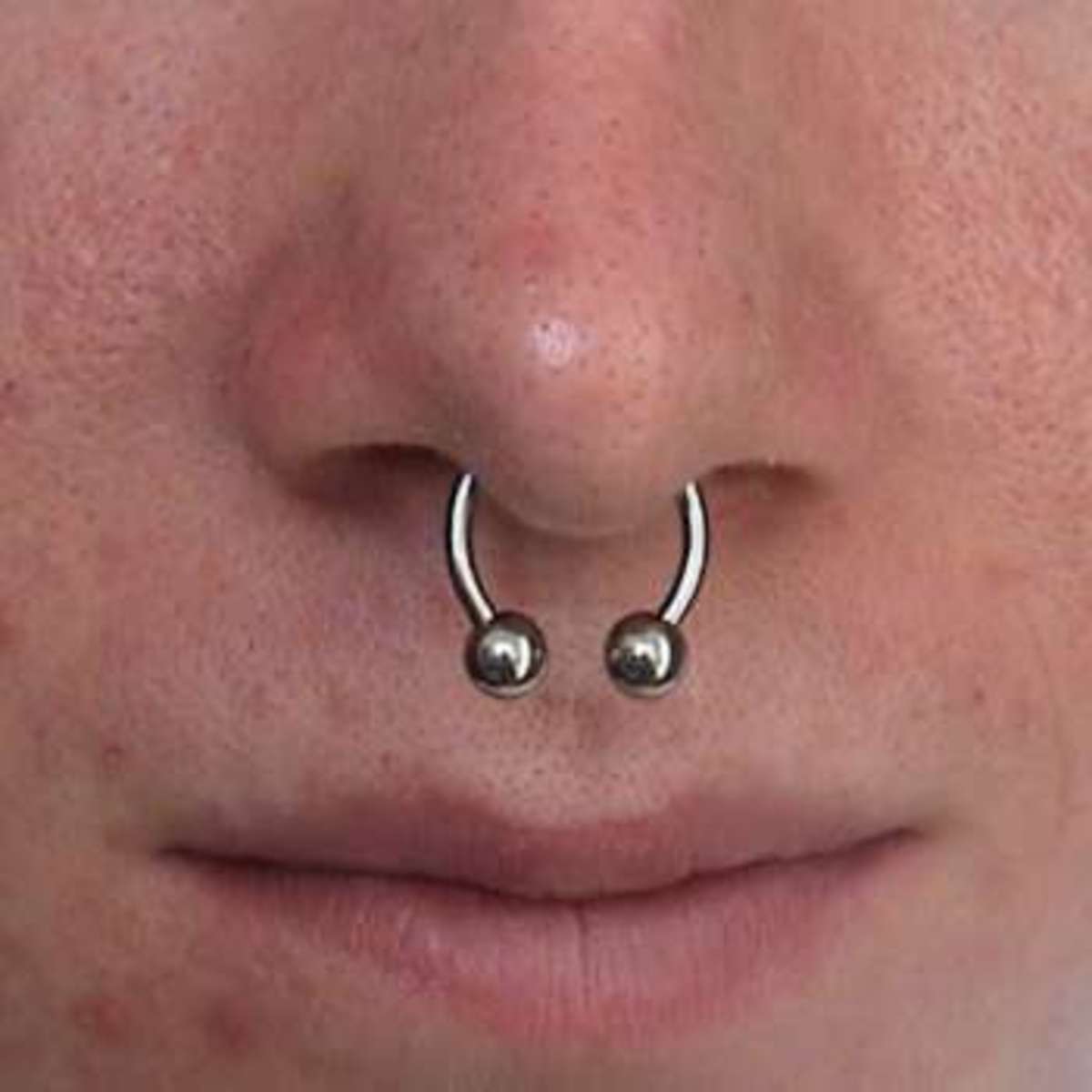 Septum piercing kör alakú súlyzó ékszerekkel.