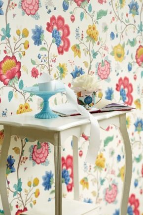 Papier peint avec des fleurs dans un intérieur moderne