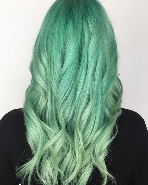 Pastelově zelený odstín vlasů
