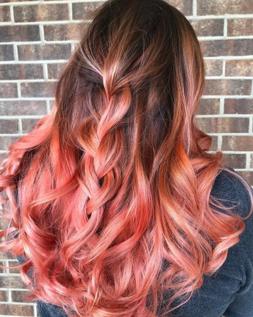 Keskipitkän ruskeat - persikanväriset vaaleanpunaiset Ombre -hiukset