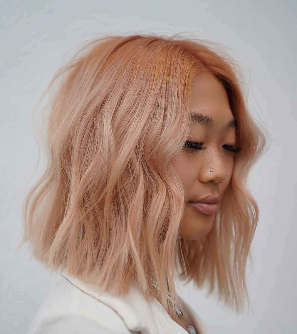 persikanväriset pastellin vaaleanpunaiset hiukset