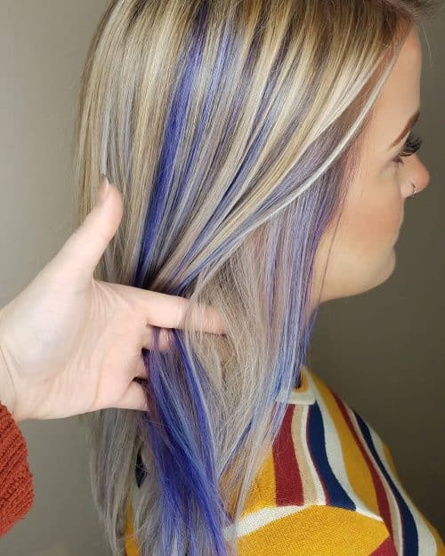 Peekaboo modré a fialové vlasy vespod