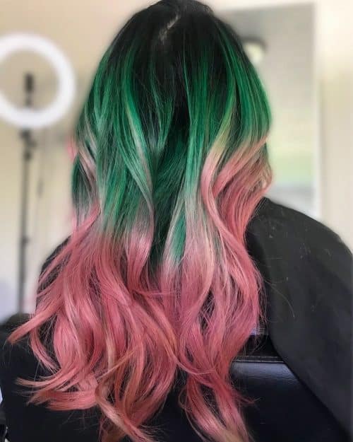Růžové a zelené vlasy Balayage