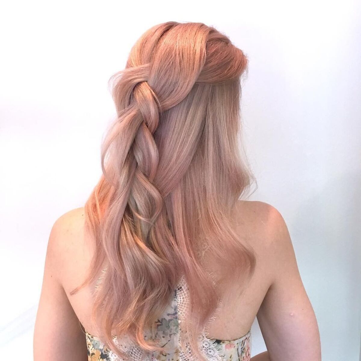 Rózsaszín pezsgő szőke haj