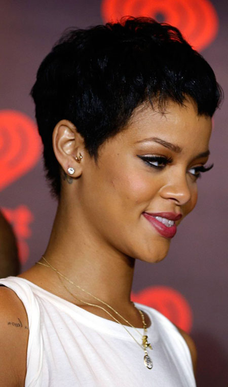 Rihanna'nın Havalı Siyah Peri Kesimi
