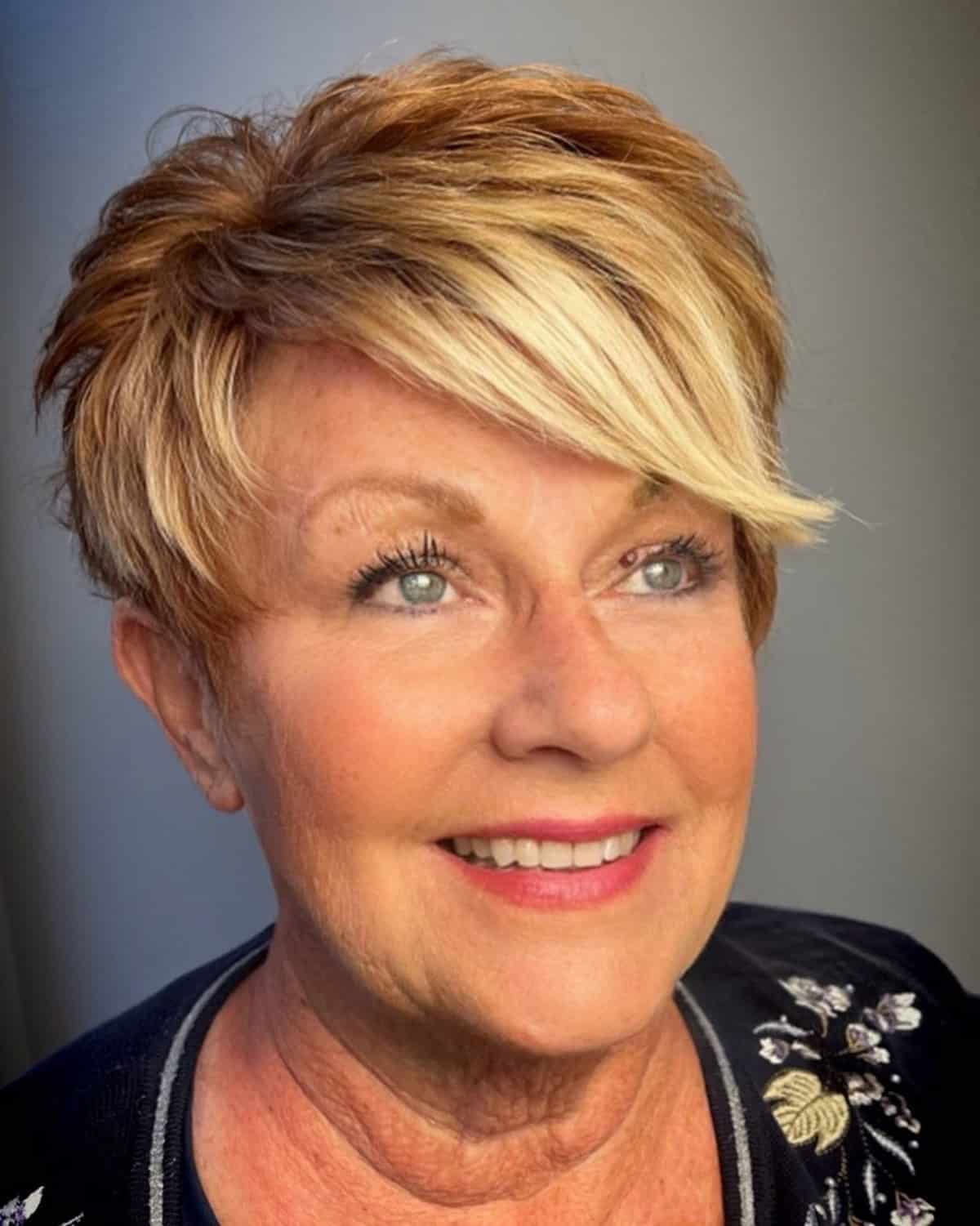 Pixie 50 év feletti nőknek, rövid, vastag hajjal