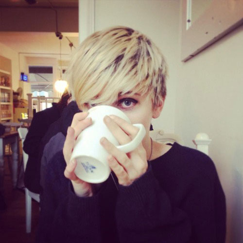 Blond pixie cut frisyre