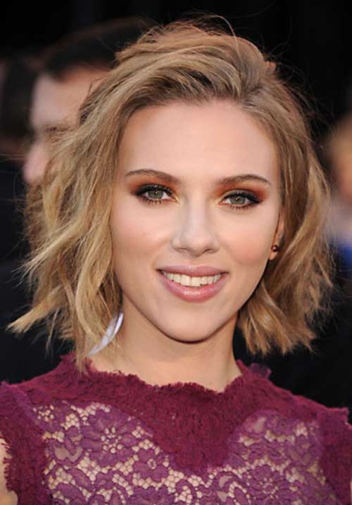 Scarlett Johansson'dan kadınlar için kısa kıvırcık saç kesimi