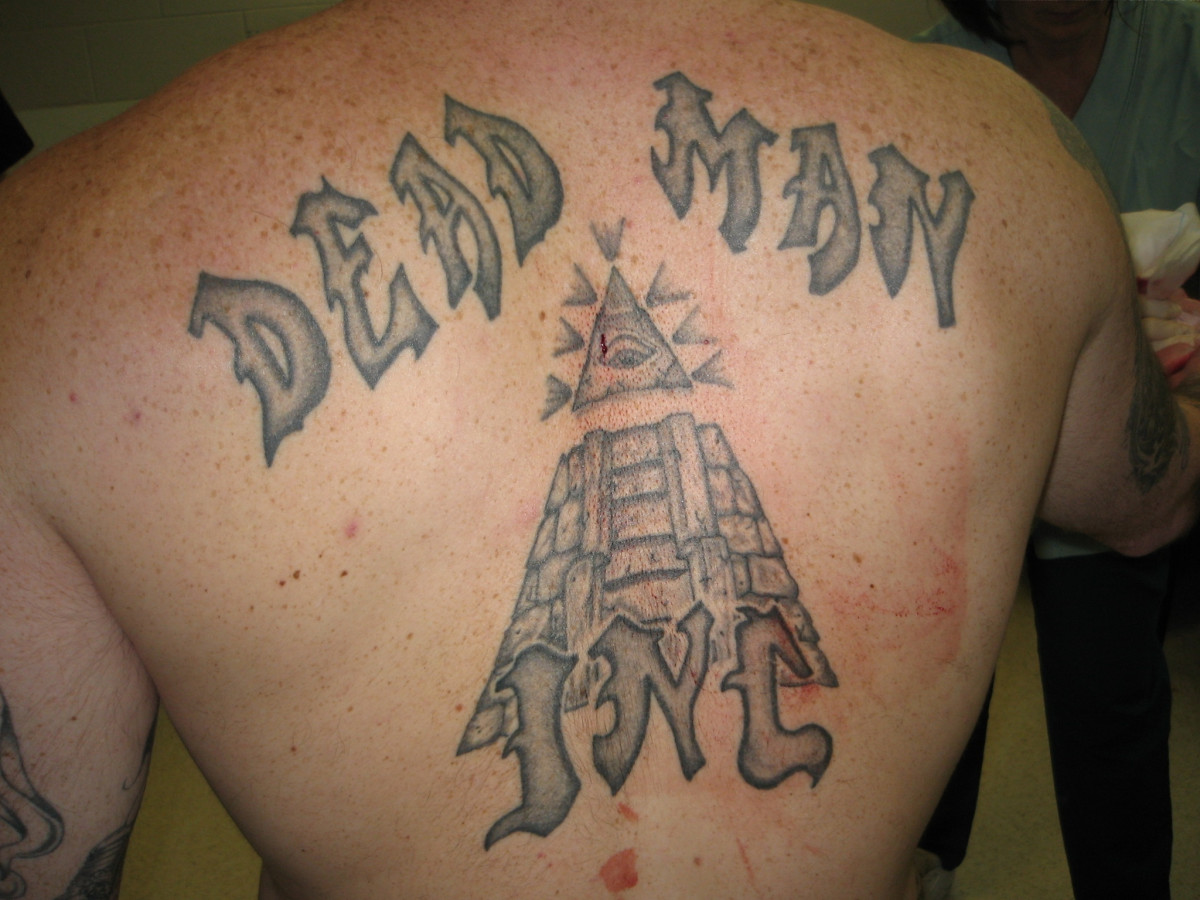 Dead Man Inc. (DMI) je převážně bílý vězeňský gang se členy v mnoha nápravných zařízeních po celých USA.