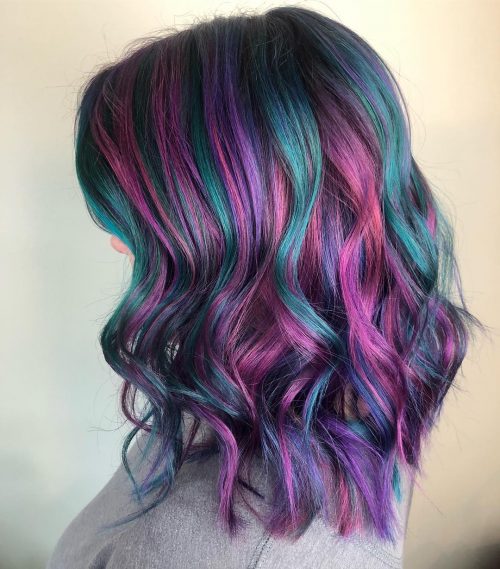 Riikinkukon hiusväri, jossa on violetin ja sinivihreän sävyjä
