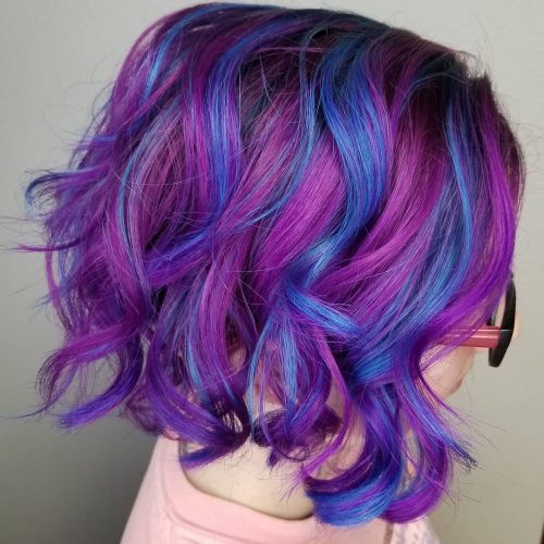 Fialové vlasy s modrými odlesky
