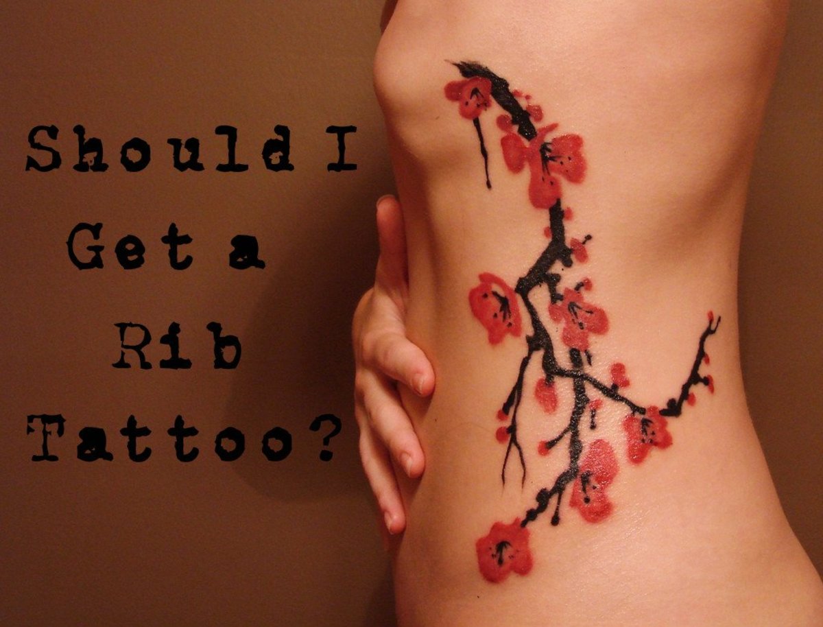 Gyönyörű oldaltestű cseresznyevirág tetoválás.