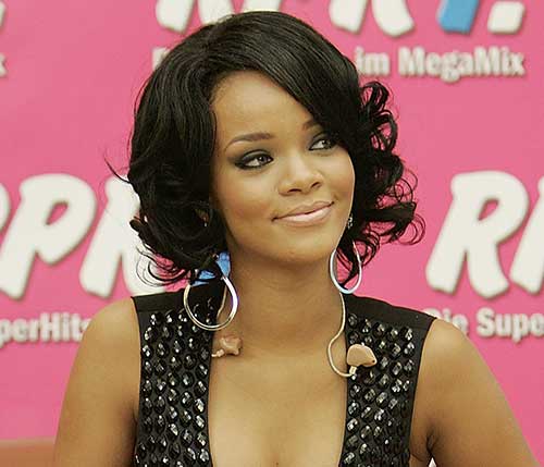 Rihanna lyhyet kiharat hiukset-13