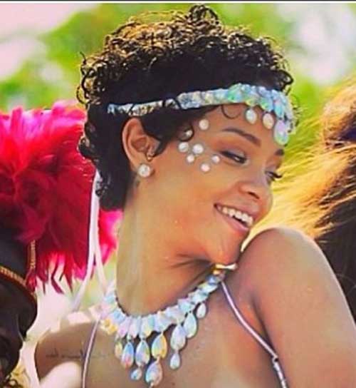 Rihanna lyhyet kiharat hiukset-14