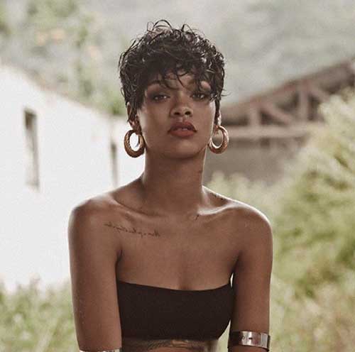 Rihanna kort krøllete hår
