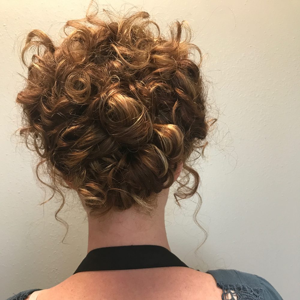 Romanttinen Chic Updo -kampaus