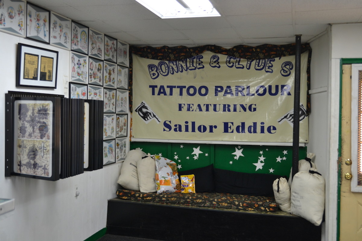 Bonnie & amp; Clyde's je tradiční obchod s tetováním: pohodlný, čistý a příjemný.