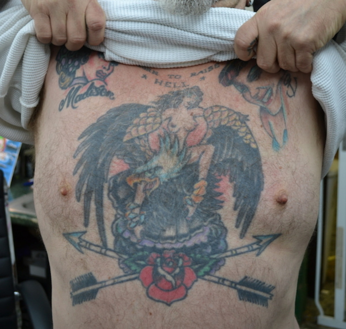 Umění hrudníku námořníka Eddieho namaloval tetovací umělec Mike Wilson při návštěvě Edova obchodu. Sailor Ed při stejné návštěvě vytetoval Wilsonovu hruď.