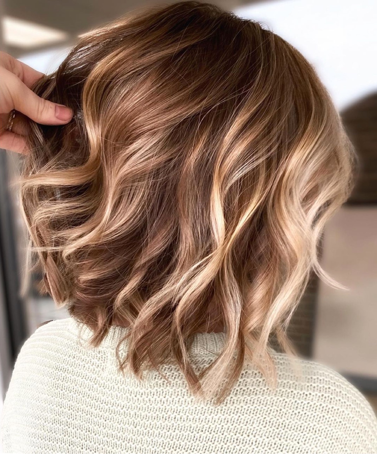 Saltet karamellbalayage på kort hår
