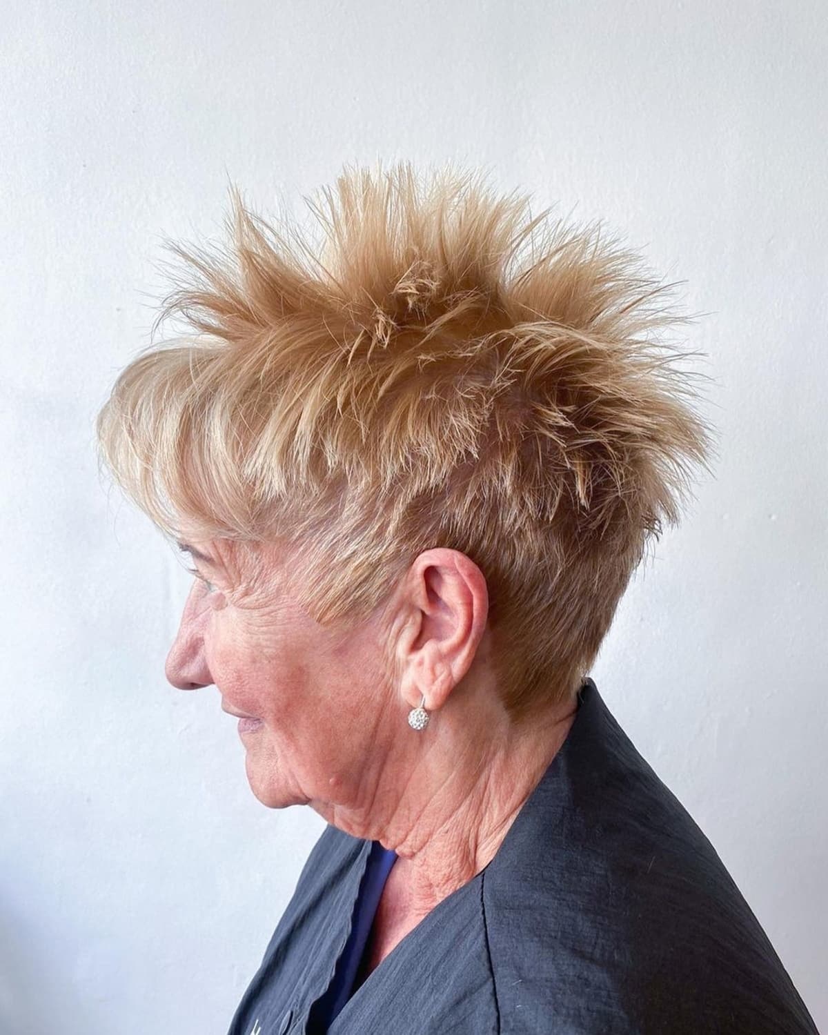 Rövid frizura 70 év feletti hölgyeknek