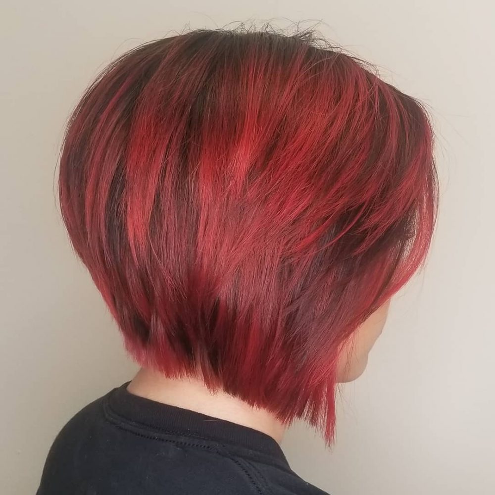 Gölge Kökü ile Canlı Kırmızı saç modeli