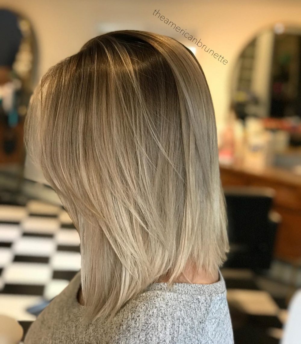 Rövid vágás Ash Blonde ombre kiemelésekkel