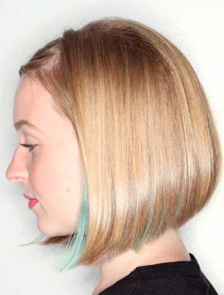 Egyenes szőke hajvágás kék kiemeléssel