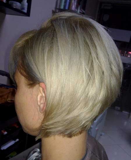 Krátký, skákací a nervózní blond bob účes
