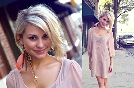 Krátký a elegantní asymetrický vlnitý blond střih