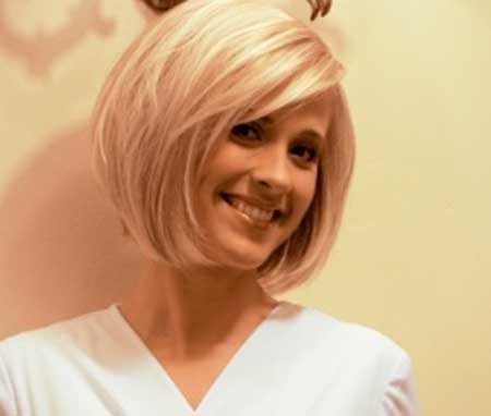 Jednoduchý blonďatý barevný obrácený bob účes
