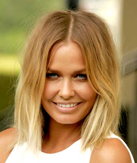 Krátké hnědé vlasy s blond odlesky