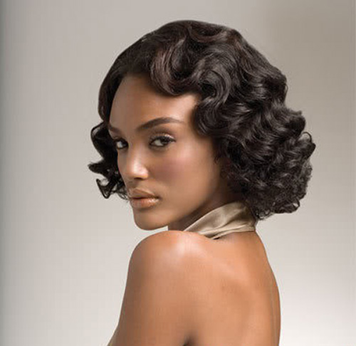 Siyah kadınlar için kıvırcık saçlar için saç modelleri