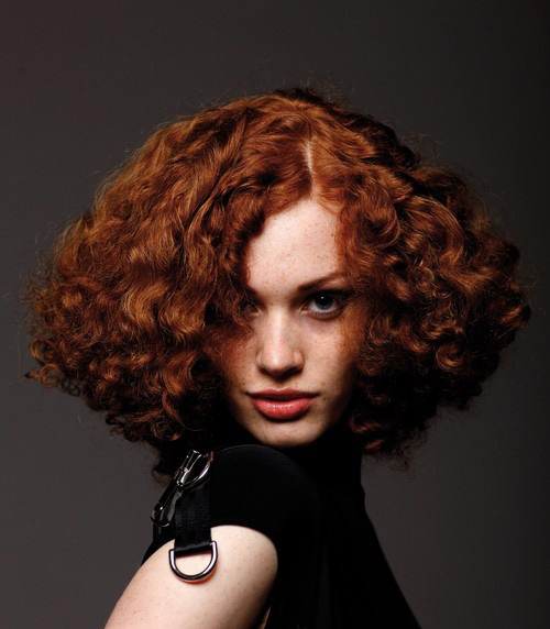 Kısa kıvırcık kızıl saçlar için saç modelleri