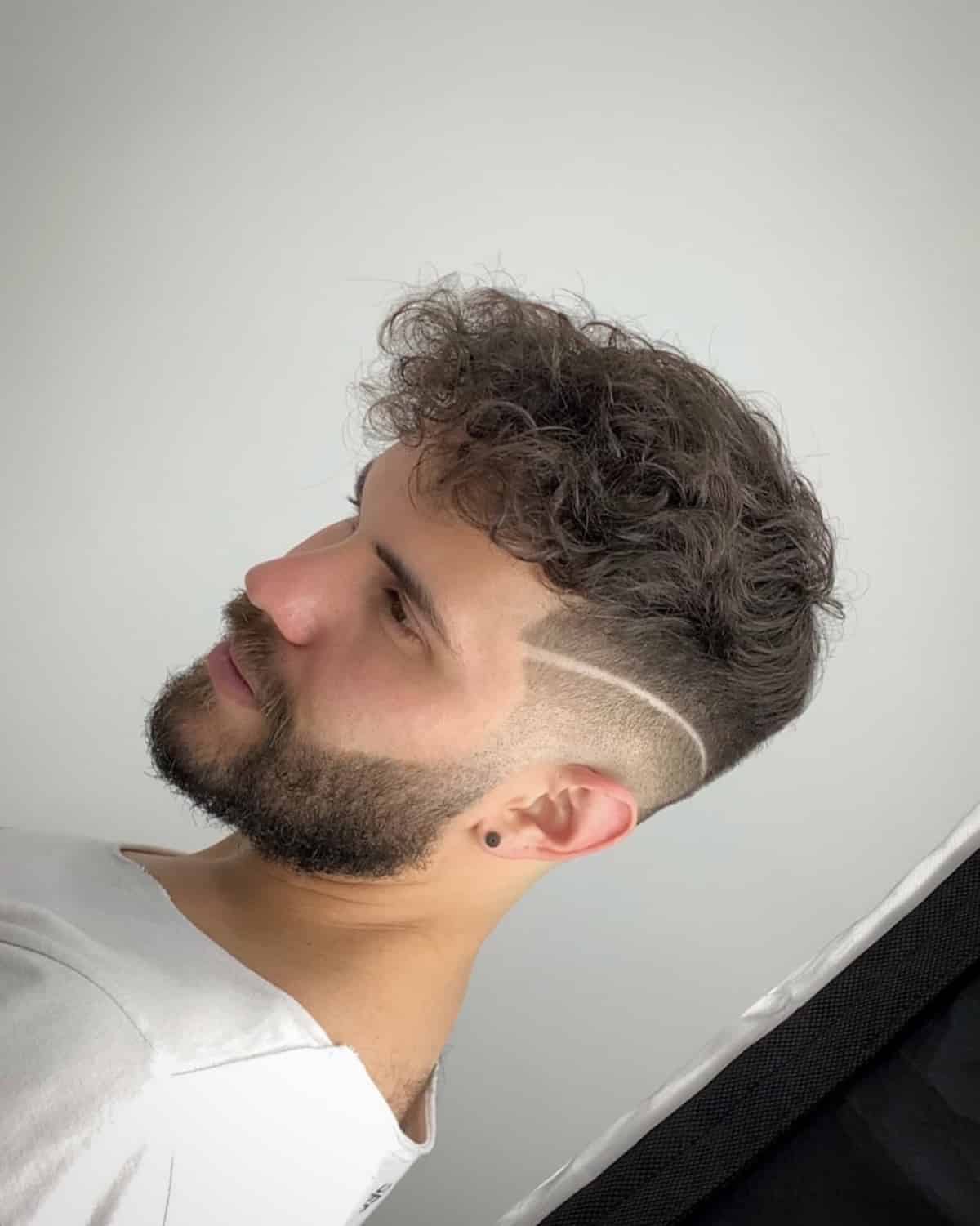 Krátký kudrnatý top a tvarované vousy