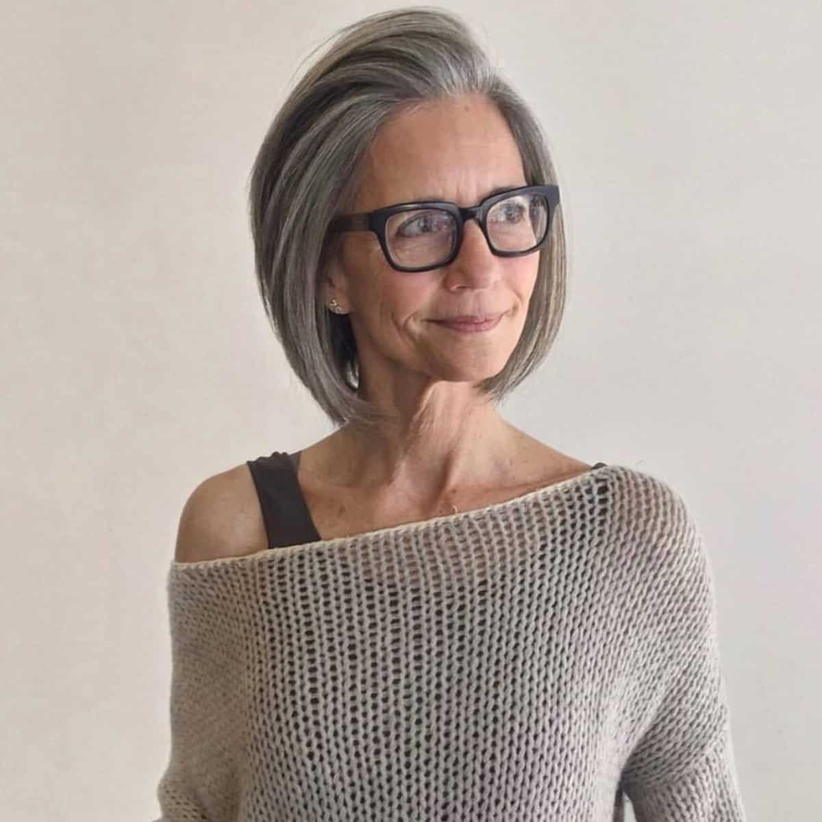Kort gråhåret bob for eldre kvinner med briller