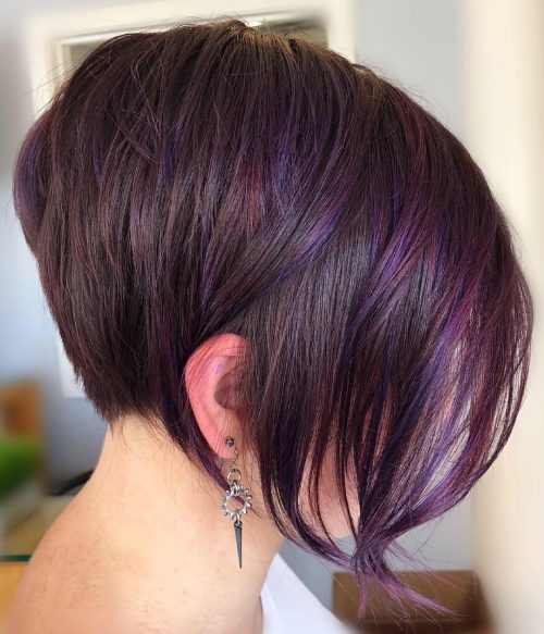 Krátké vlasy s tmavě hnědými fialovými odlesky