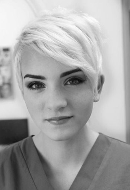 Fantastisk Platinum Blonde Pixie Cut