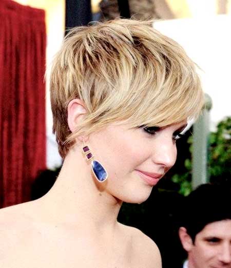 Stilig blond Pixie Cut