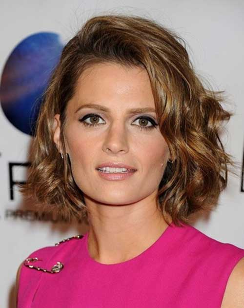 Stana Katic Bølgete Bob -frisyrer