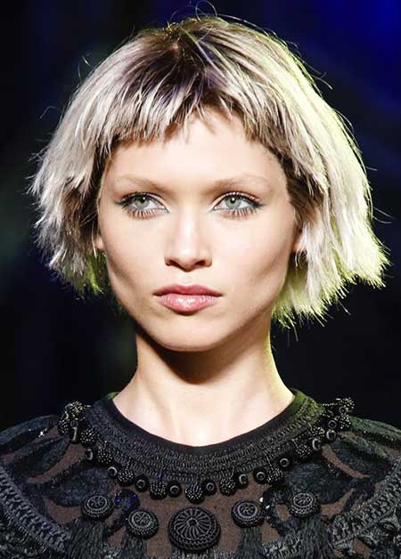 Kızlar için Kısa ve Düz Fransız Stili Saç Modeli