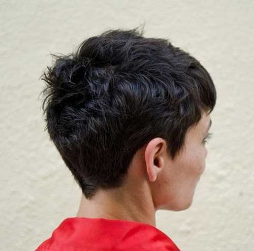 Lyhyt Pixie Dark Hairstyles -näkymä takaa