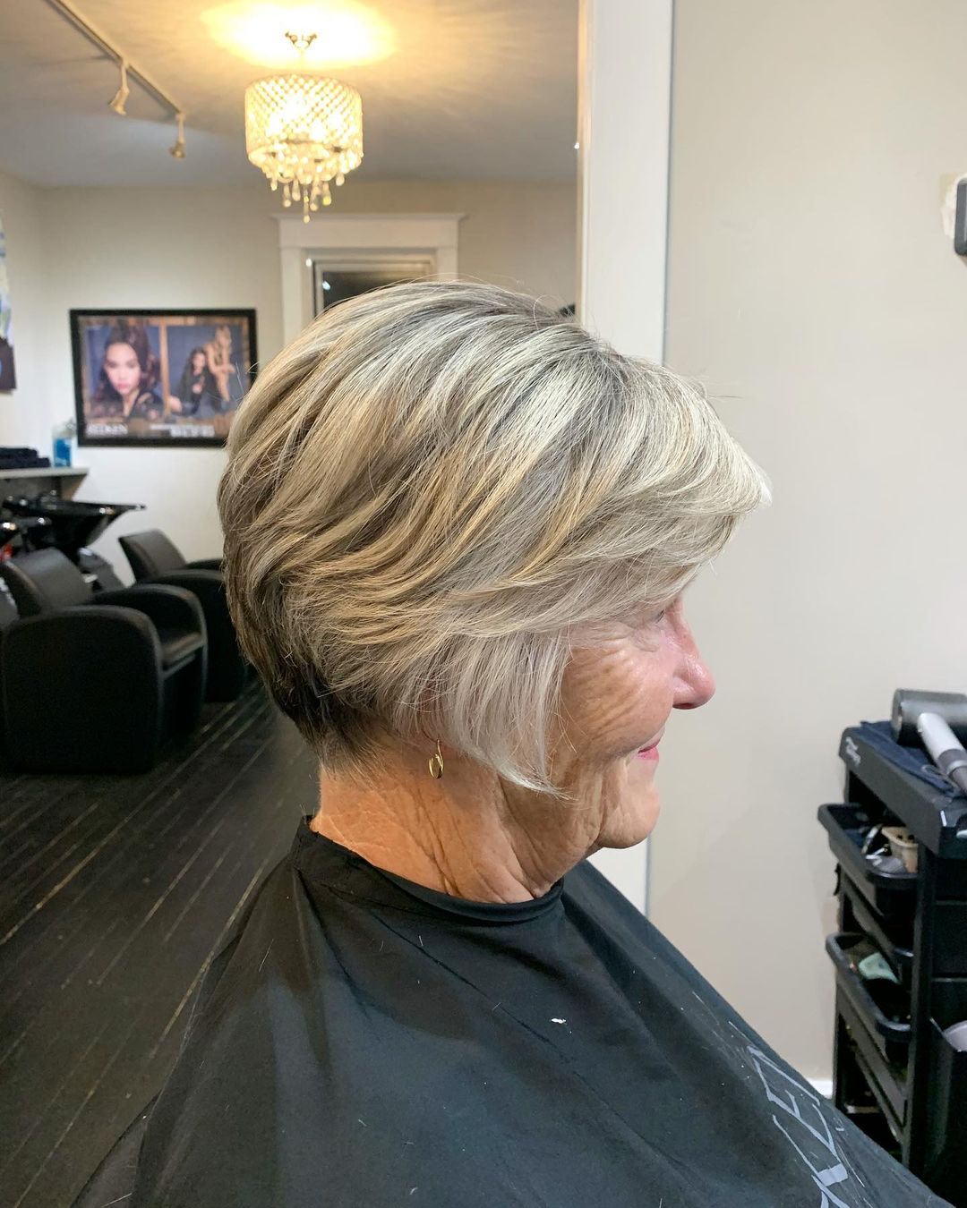 Rövid rétegű bob hajvágás 70 év feletti hölgyeknek