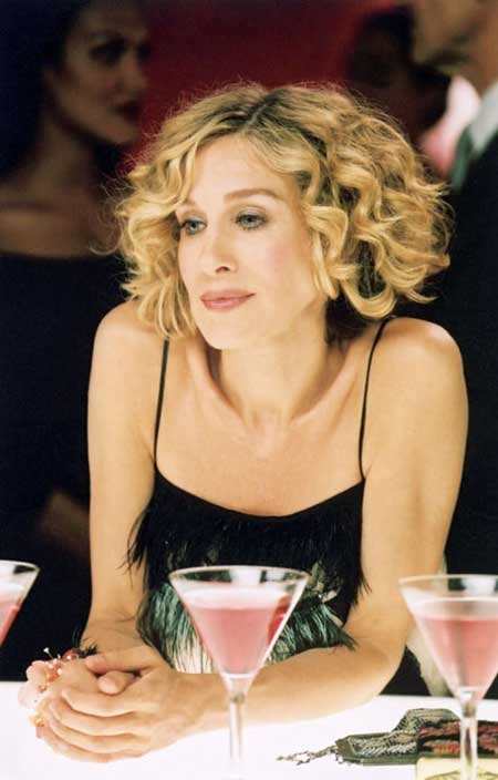 Carrie Bradshaw rövid göndör frizura
